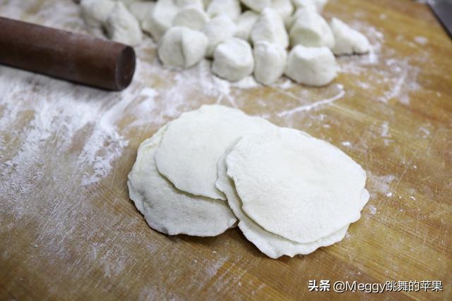 饺子的包法：花边饺子包法，饺子的包法（我家吃饺子一锅俩馅）
