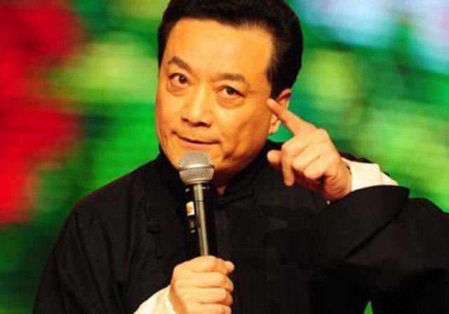 相声演员王平，师从李伯祥，因过度劳累逝世，葬礼千余观众送别
