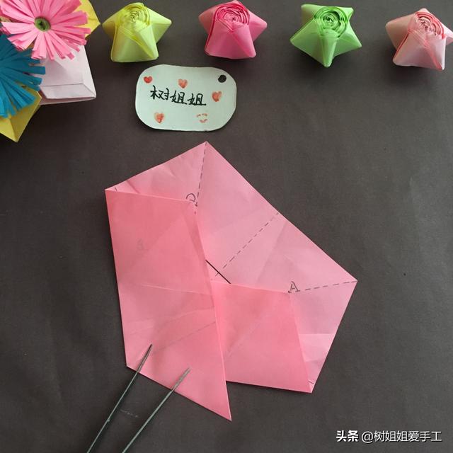 怎样折一个彩色的陀螺，陀螺怎么折陀螺（亲子折纸：可旋转的五角星）