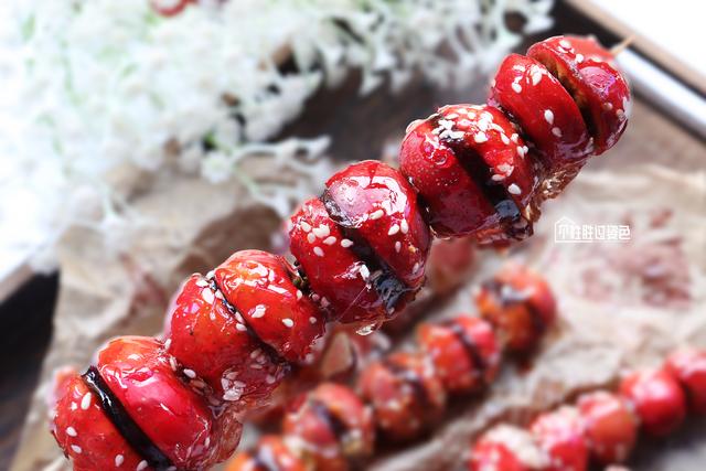 山楂和冰糖熬起来吃有什么作用，冰糖熬山楂有什么功效（裹上糖稀做成冰糖葫芦）