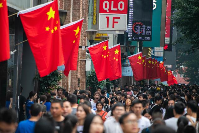 香港护照为什么分蓝黄皮，香港黄本护照用途（为何回归后的香港会养出一批“黄皮白心”的洋奴）