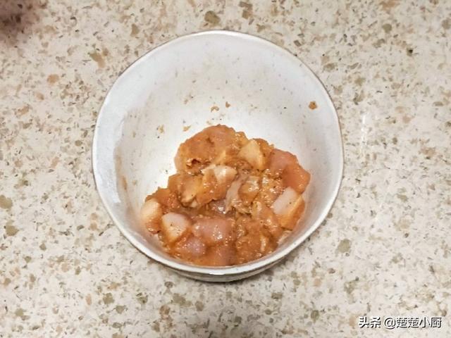 南瓜盅蒸饭做法步骤，板栗南瓜盅虾仁鸡肉丁蒸饭