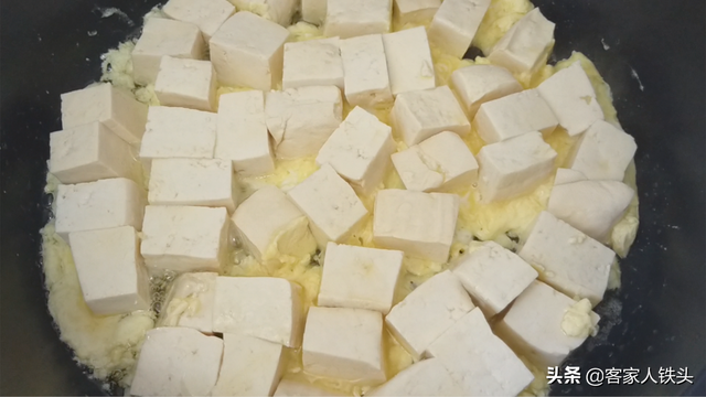 豆腐加鸡蛋做法，豆腐加鸡蛋做法图片（豆腐中打入2个鸡蛋）