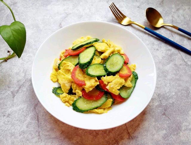 黄瓜炒鸡蛋怎么做，黄瓜炒鸡蛋的功效（咸蛋黄炒南瓜的做法）