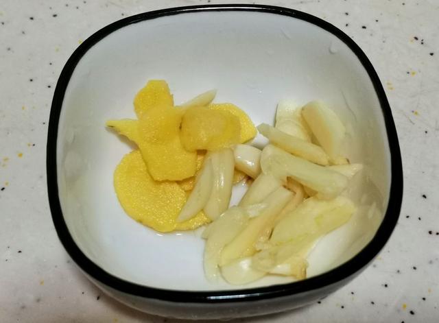 四川腊肠的吃法，四川正宗麻辣腊肠的家常做法（川味腊肠不要直接下锅炒）