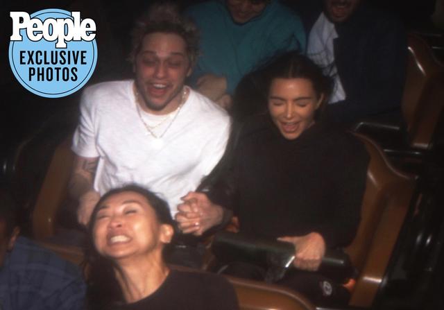 欧美闺蜜头像微信，欧美闺蜜头像（卡戴珊与小13岁男伴甜蜜牵手）