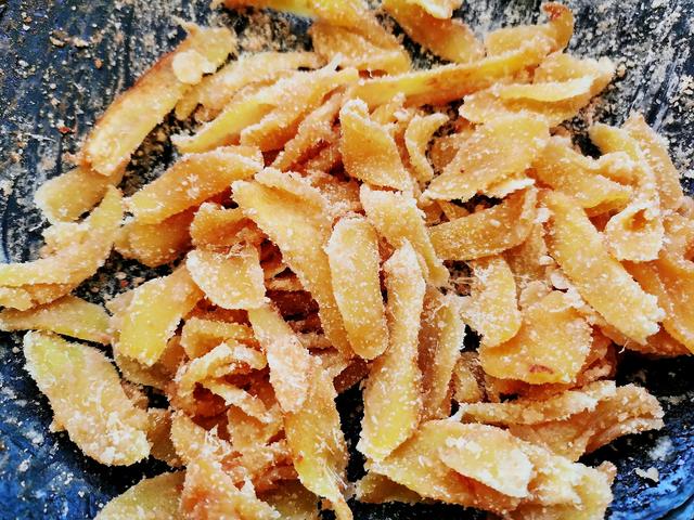 姜汁红糖水的做法，姜汁红糖水如何做（自己做的姜片糖）