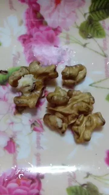  最简单蜂蜜核桃仁的家常做法，核桃和它一起炒，堪比止咳药 