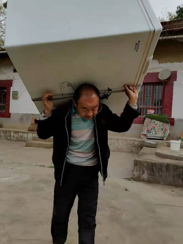 国外客户考察家电维修 震惊！澳柯玛售后师傅背起冰柜暴走4公里秦岭山路