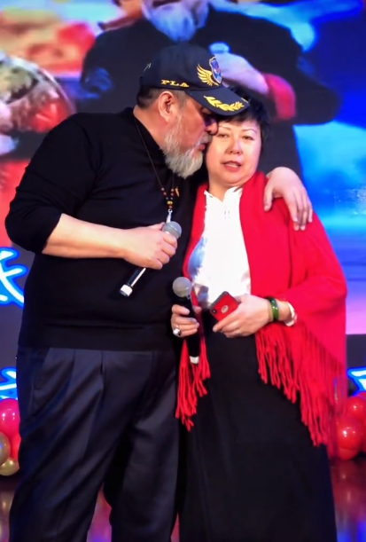 陆树铭妻子的简介,陆树铭和妻子近照(深情对唱当众吻侧脸)