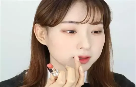 清纯学生妆教程步骤，日常学生妆教程（清纯简单学生化妆步骤）