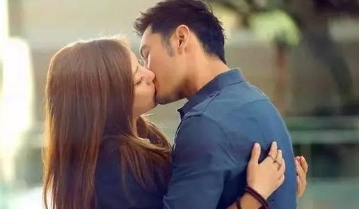 黄晓明喜欢赵薇，中餐厅黄晓明赵薇重聚（昨晚却删除赵薇所有内容）