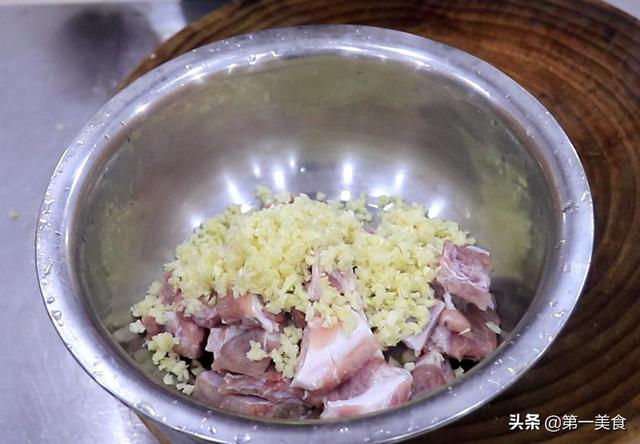 蒜香大排骨的做法家常，大厨教你做蒜香排骨（蒜香排骨经典的家常做法）