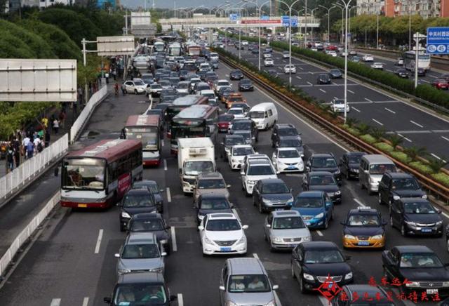 汽车电瓶寿命一般多久，汽车电瓶没电了怎么恢复电量（汽车电瓶寿命为4年）
