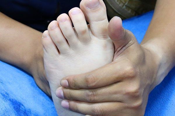 女生的鸡眼长什么样子的，鸡眼长什么样（脚上长鸡眼）