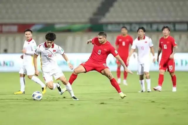 足球中的中锋是干什么的，足球里的中锋是干什么的（李铁跟郝伟好好学着点）