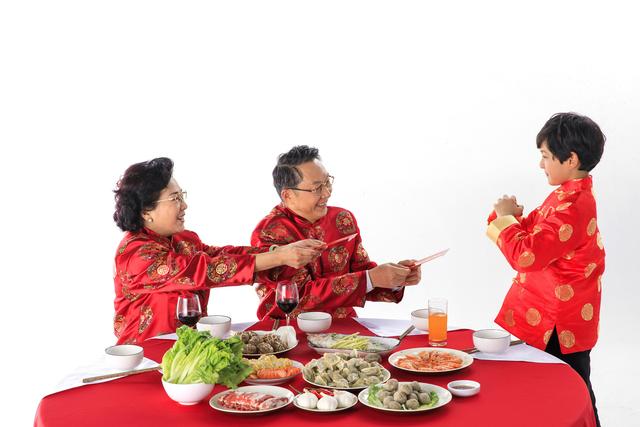 压岁钱是什么意思，梦见给孩子压岁钱是什么意思（对孩子进行金钱教育更有意义）