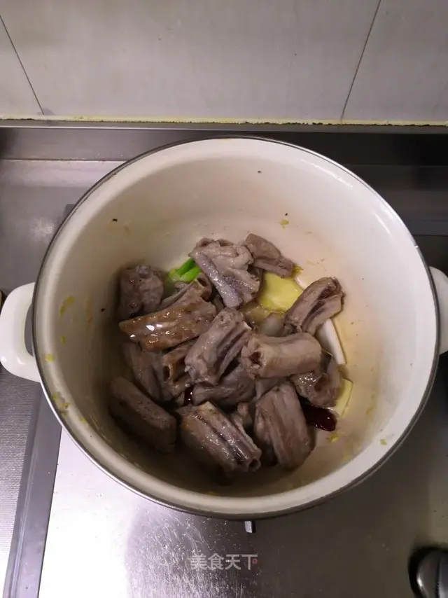 酸菜排骨炖粉条，酸菜排骨炖粉条的做法（口感酸爽很是下饭）