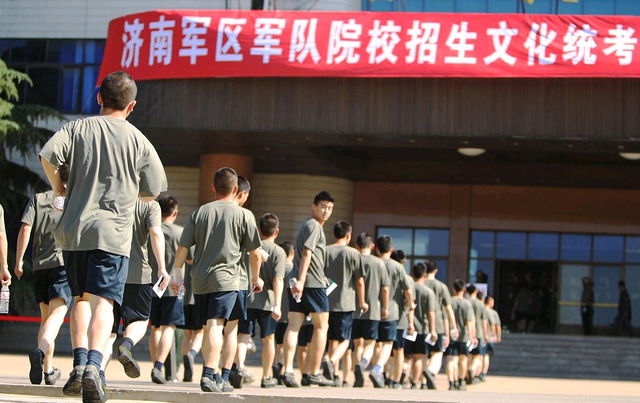 什么时候当兵最好，大学生新生入伍什么时间走最合适（大几去当兵比较好，你知道吗）