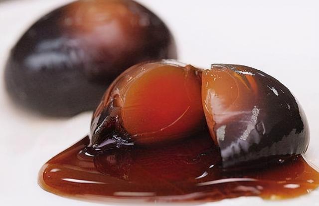 皮蛋坏了是什么样的，小贩自己也不会吃（皮蛋坏了是什么样的图片）