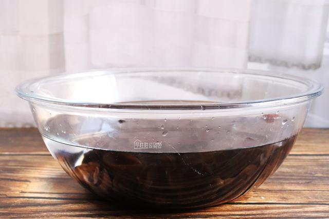 凉拌爽口木耳步骤，凉拌酸爽木耳做法（我家隔三差五吃1次）