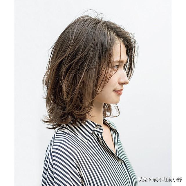 这类发型的特征就是头顶打造蓬松,脖子狭窄的部位把头发剪出层次感