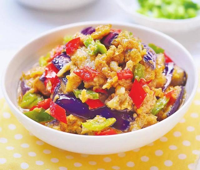 咸蛋黄茄子,咸蛋黄茄子煲的家常做法(教你营养好吃的咸蛋黄烧茄子)