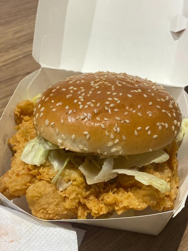 KFC脆皮甜筒怎么做，肯德基甜筒是什么做的（肯德基\u0026麦当劳谁更刚）