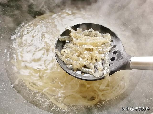 凉拌白菜丝怎么拌好吃，土豆丝凉拌怎么做好吃（记得巧用“它”）