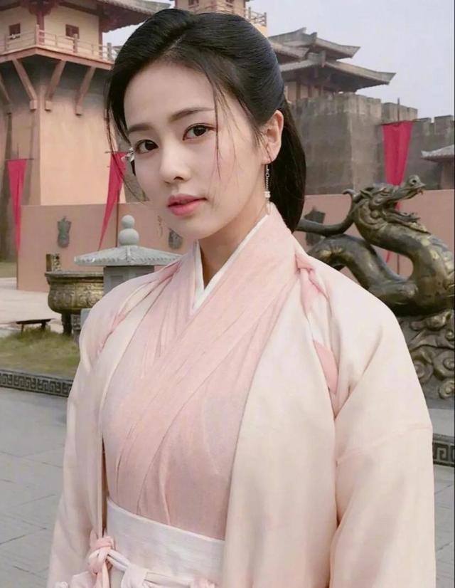 白鹿演过的电视剧，许凯与白鹿一起演的电视剧叫什么名字（励志演员白鹿3年8部女主戏每部都很火）