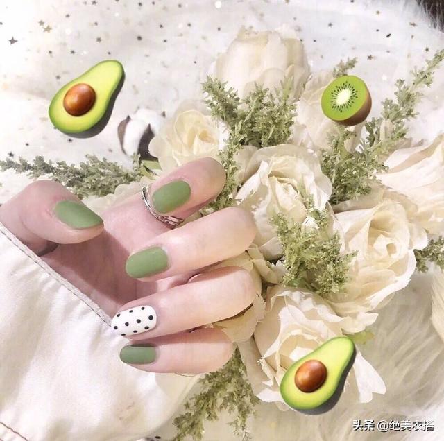 牛油果绿搭配什么颜色,牛油果绿色的最佳配色(闷热夏季最清凉的穿衣