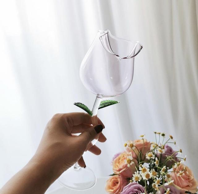 红酒图片唯美酒杯，红酒图片唯美酒杯图（小酌用玫瑰花酒杯让心情更美丽）