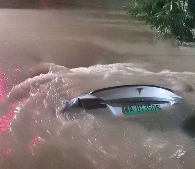 汽车被水淹了怎么办，下暴雨汽车被水淹了怎么办（车辆若不幸被水泡了）