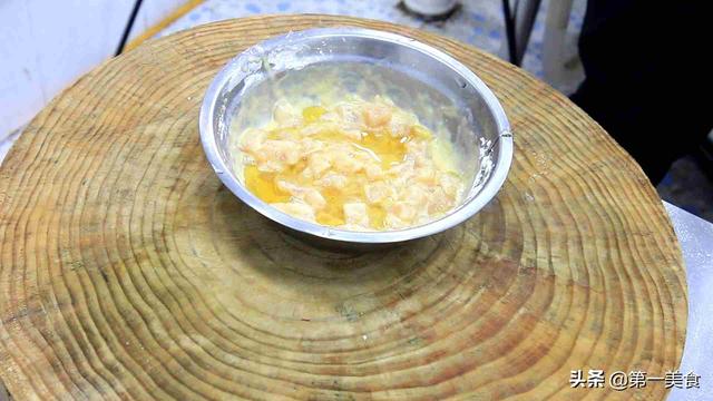 辣子鸡丁的家常做法，辣子鸡最正宗的做法不辣不柴（厨师长教你做家常辣子鸡丁）