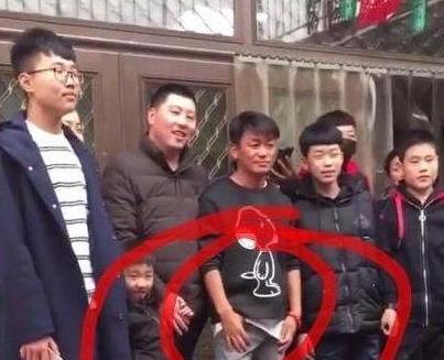 还晒出了一张王宝强在家中的旧照，土掉渣变身帅气男掀起乡村时尚潮