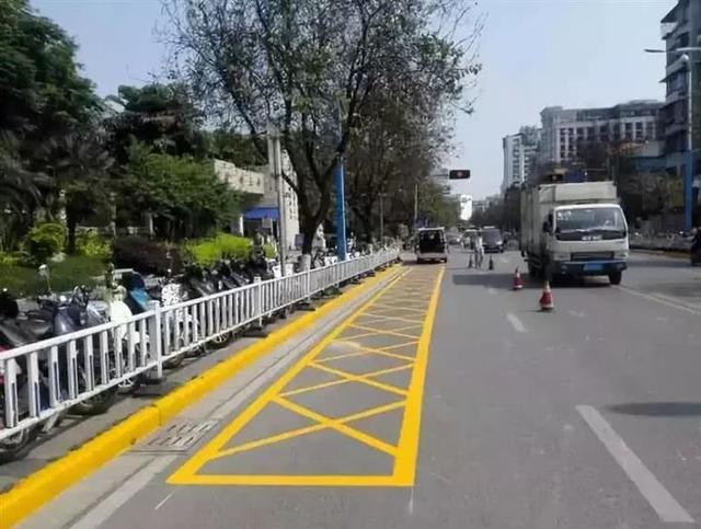 路边停车位最佳方案，实用侧方位、垂直车位、斜方位停车技巧