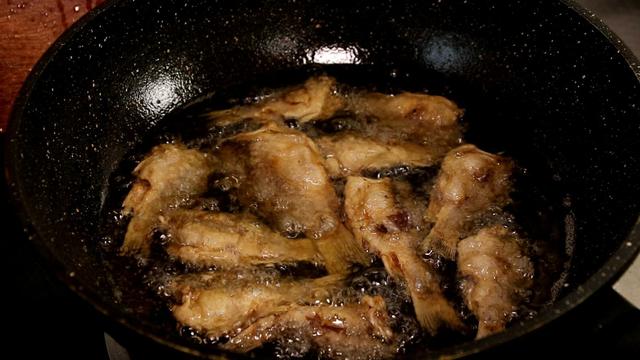 炸鱼的面糊怎么调，炸鱼的面糊如何做才能酥脆（炸鱼时，有人用淀粉有人用面粉）