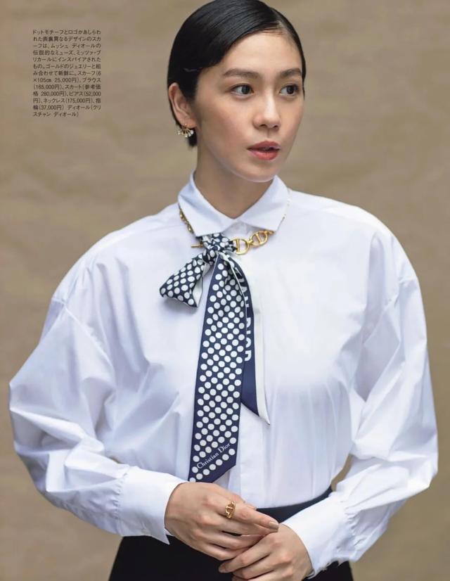 丝巾的各种围法，女人一定要学！（一条小方巾=50种系法）