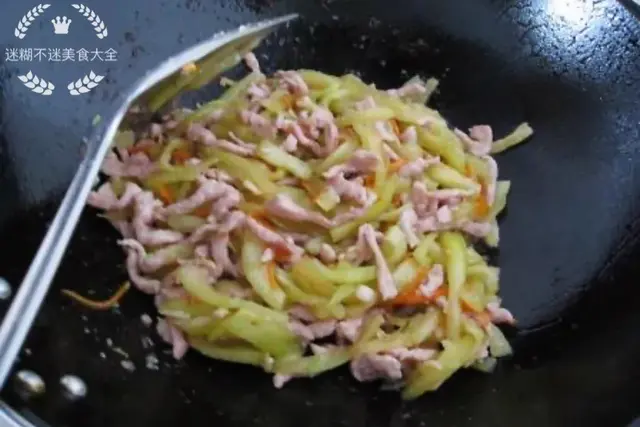 西瓜皮爆炒肉丝的做法，丝瓜炒肉皮窍门（吃着瓜脆肉嫩）