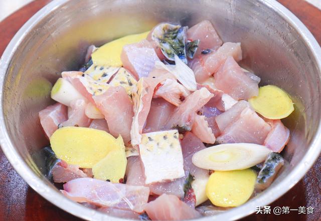 如何炸鱼块又酥又脆，怎么炸鱼块好吃又脆嫩（厨师长教你做酥骨鱼块）