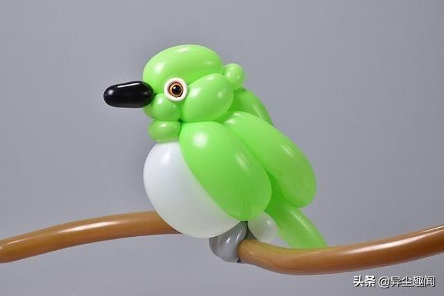 用气球做小动物教程，教你用气球做小狗的方法（日本艺术家用气球制作了令人难以置信的动物模型）