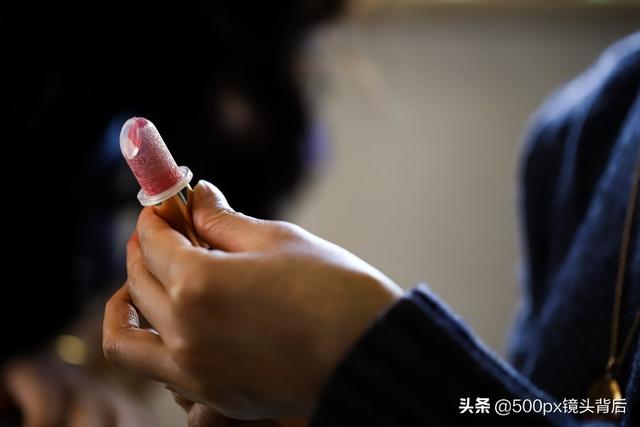 怎样自己在家DIY口红，怎样自己在家做口红（量杯、磅秤、搅拌一个也不能少）