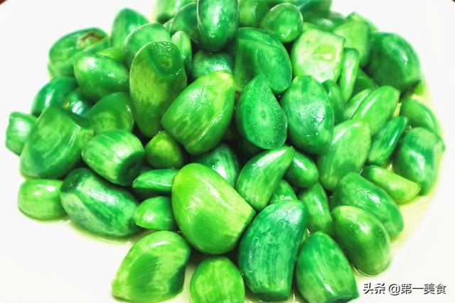腊八蒜怎么做，翠绿的腊八蒜怎么做（用厨师长的做法、2天就变绿）