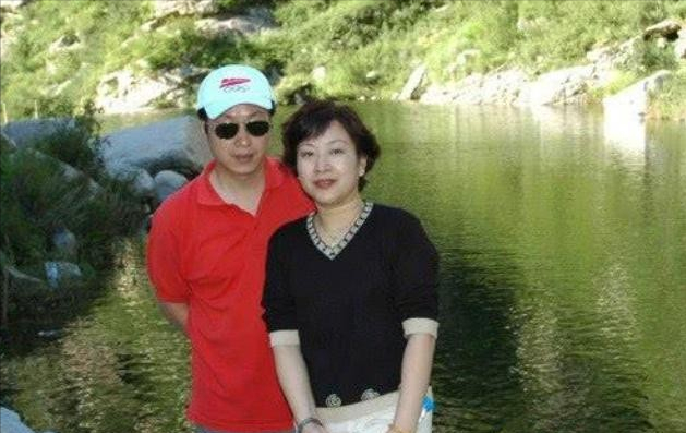 罗京追悼会全部过程，在罗京葬礼上哭到昏厥的妻子