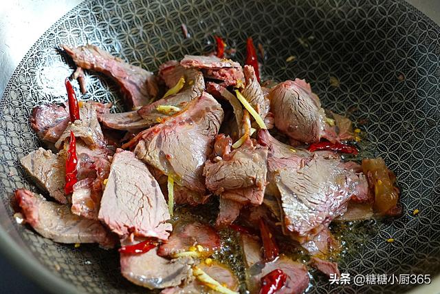 隔山肉焖毛豆的做法，毛豆排骨焖饭（这菜再贵也要常给孩子吃）