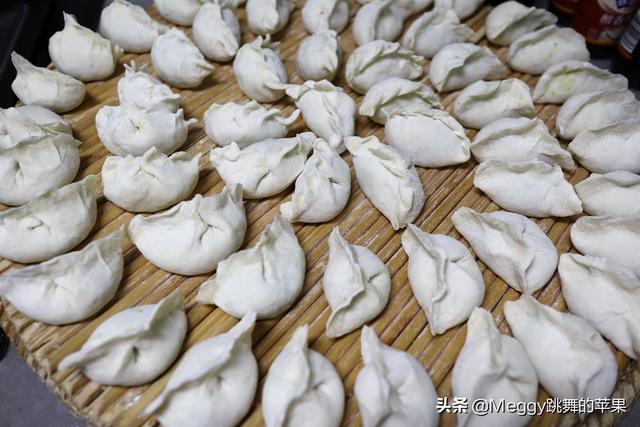 饺子的包法：花边饺子包法，饺子的包法（我家吃饺子一锅俩馅）