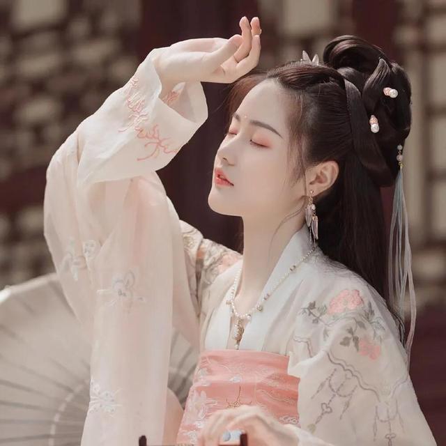 神仙颜值的动漫头像女，神仙动漫女头微信（这些神仙古风女头也太好看了吧）