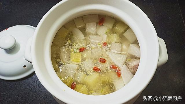 怎样煲萝卜猪骨汤，怎样煲萝卜猪骨汤好喝（过年后试一试这道“骨头萝卜汤”）