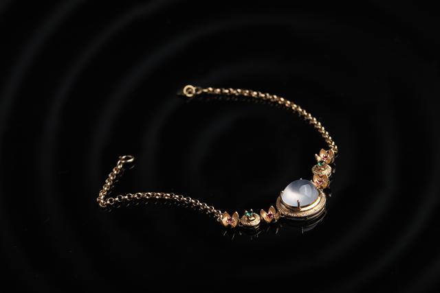 金和玉能不能一起佩戴（翡翠能与黄金一起佩戴吗）