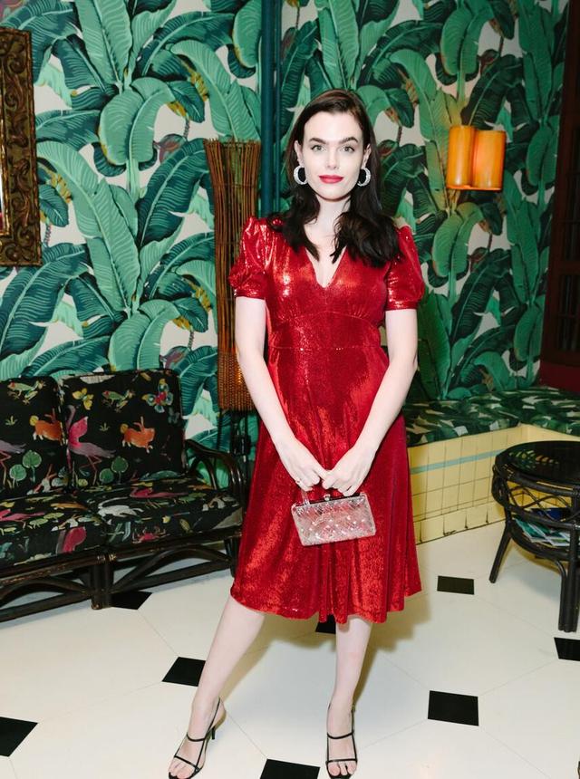 红裙子怎么搭配，红裙子怎么搭配鞋和包才好看图片（红裙的妖娆真挺撩人的）